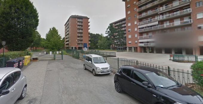 50enne si masturba davanti ad una scuola ma viene pizzicato dagli studenti