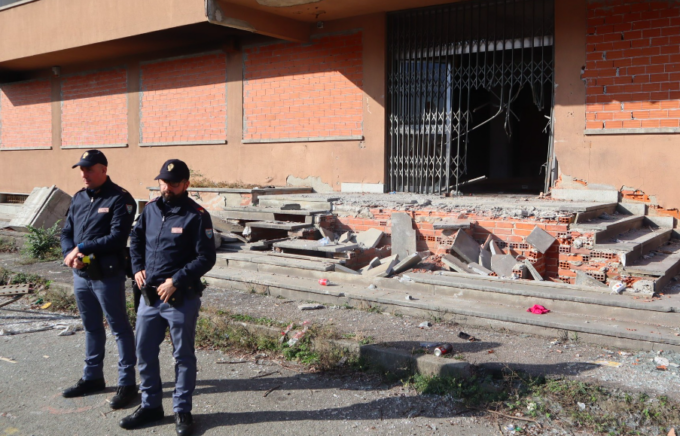 Iniziato lo sgombero all’Ex Gondrand nel quartiere Barriera di Milano