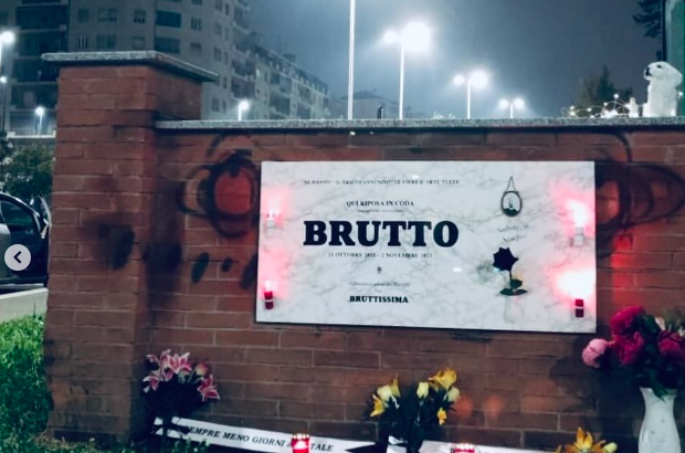 In Piazza Baldissera spunta una lapide: è la provocazione del collettivo Simplification Art