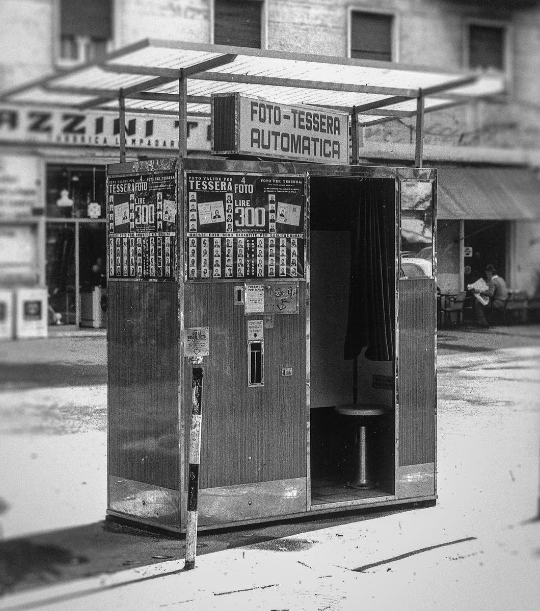 La cabina per le foto tessere, la “nonna” del selfie, non ha nessuna intenzione di essere smantellata, anzi…