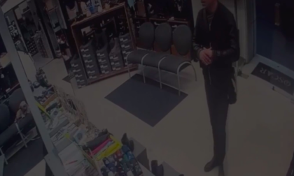 Ripreso dalle telecamere di videosorveglianza mentre ruba in un negozio, ora il video è virale