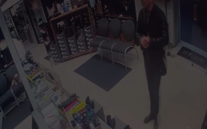 Ripreso dalle telecamere di videosorveglianza mentre ruba in un negozio, ora il video è virale