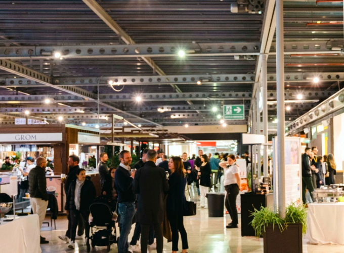 Va al centro commerciale, ruba uno smartphone da 800 euro e lo avvolge nella stagnola