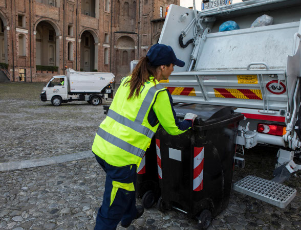 Insulti e aggressioni contro le netturbine Amiat