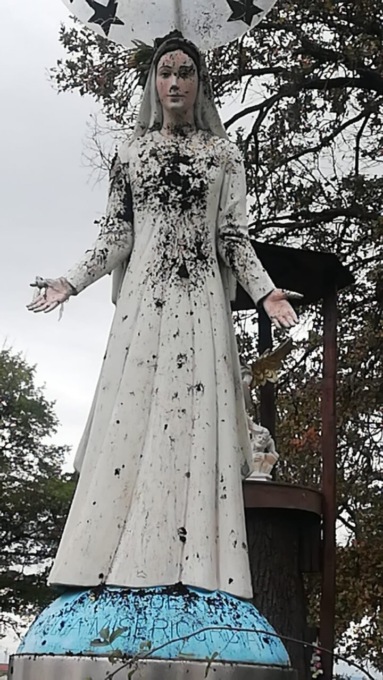Fango contro la statua della Vergine a Stupinigi
