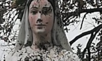 Fango contro la statua della Vergine a Stupinigi