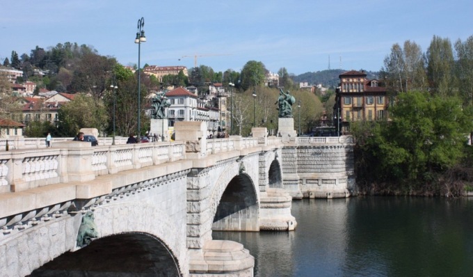 Vuole farla finita lanciandosi dal Ponte Umberto I, salvata in extremis dagli agenti