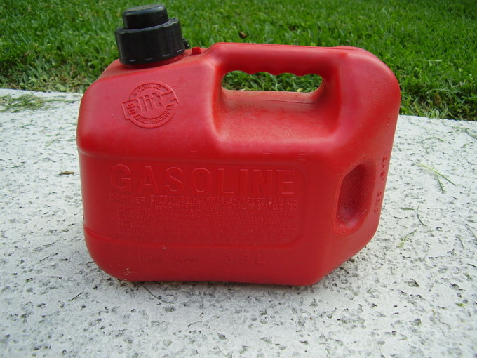 Incastrato dalla polizia mentre stava rubando carburante da un escavatore