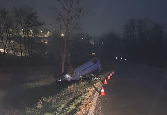 Auto percorre strada Revigliasco a Moncalieri ed esce fuori strada