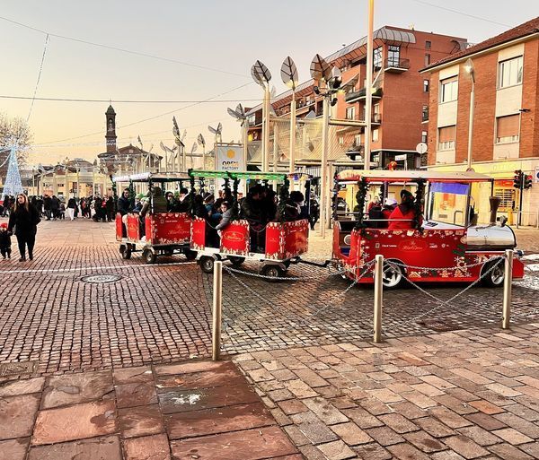 Polar Express a Nichelino: il trenino dei bambini buca una ruota e il servizio rallenta scatenando polemiche