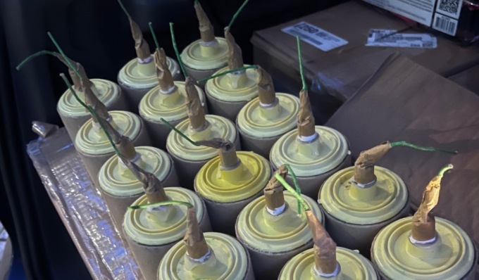 Sequestrati fuochi d’artificio illegali nascosti in un box auto a Torino