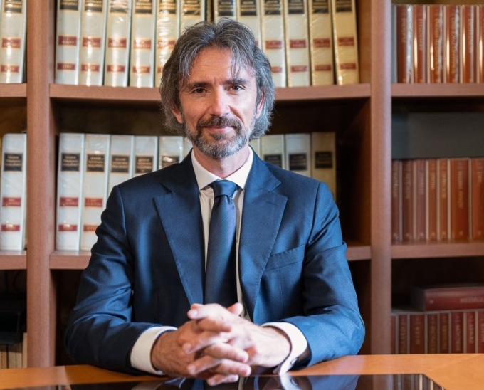 Svolta nel caso di Marco Nebiolo: ad aggredirlo per essersi fermato al semaforo rosso non solo il figlio, anche la madre