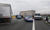 Assalto ad un furgone portavalori diretto a Torino, i ladri cercano di bloccarlo mettendo di traverso un camion