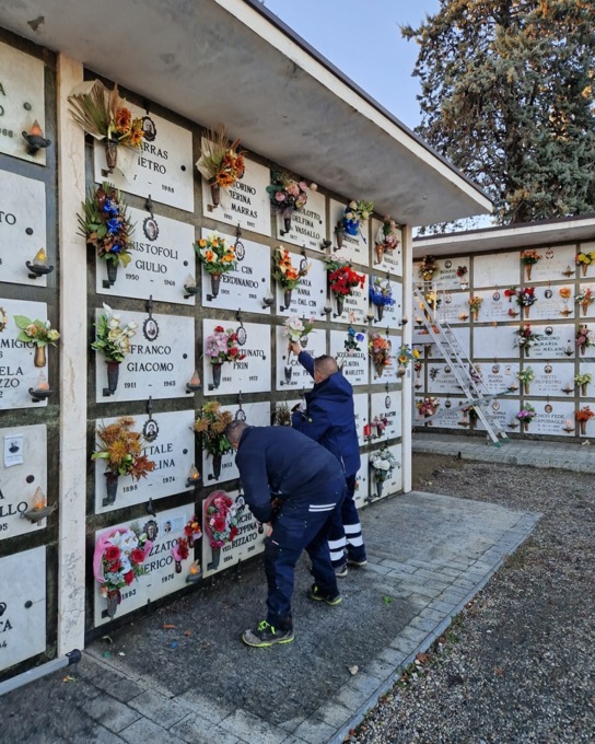 Cimitero di Beinasco, riposizionati i vasi rotti da ignoti alcune settimane fa