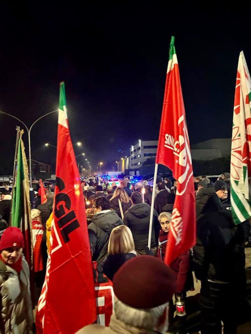Fiaccolata di solidarietà per i dipendenti della Te Connectivity e per i lavoratori che rischiano il posto di lavoro