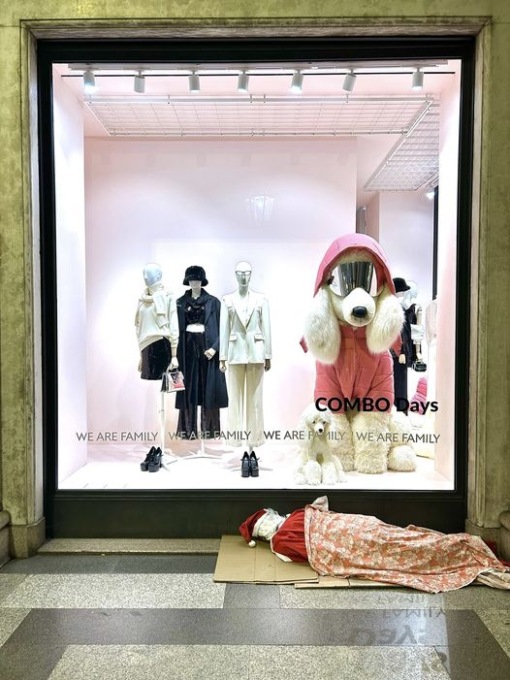 Un Babbo Natale senzatetto dorme sotto i portici di via Roma: la nuova opera di Andrea Villa