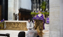 Attiviste di Extinction Rebellion interrompono la messa della domenica nel Duomo di Torino