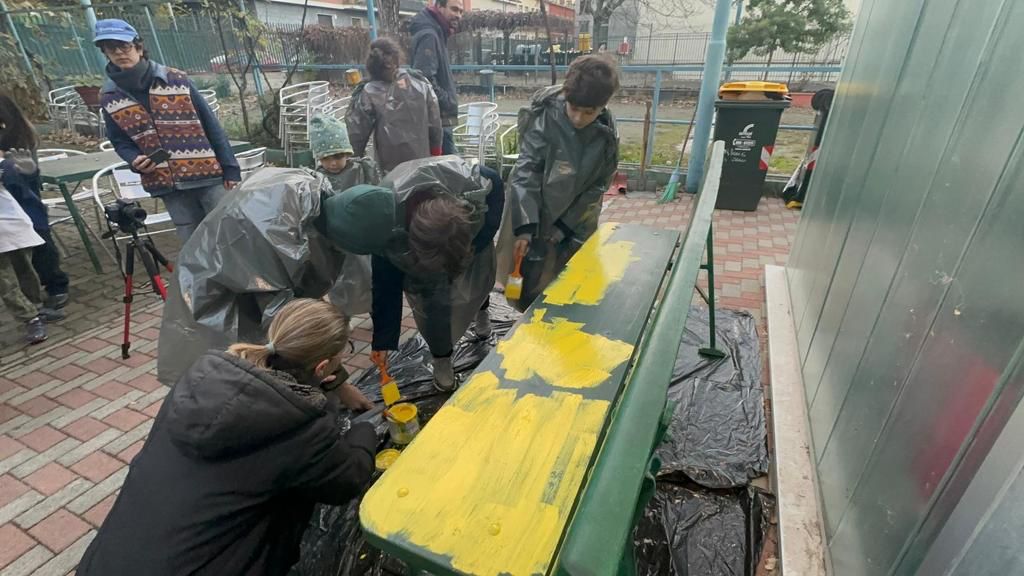 I bambini colorano la panchina del Circolo Risorgimento trasformandola in una panchina gialla (2)
