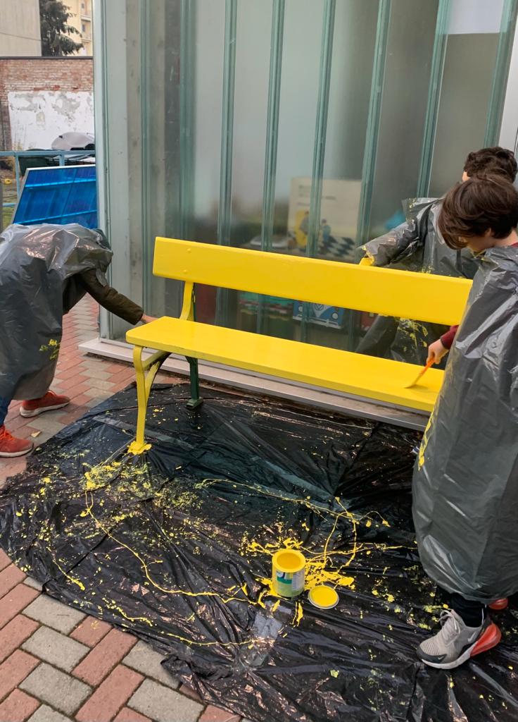 I bambini colorano la panchina del Circolo Risorgimento trasformandola in una panchina gialla (3)