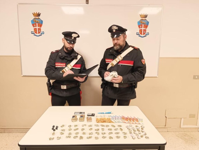 Casa trasformata in un supermercato della droga: arrestati padre e figlio