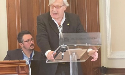 Perquisite le tre case di Sgarbi, sequestrato il quadro di Manetti: le perizie stabiliranno se è il quadro rubato dal castello di Buriasco