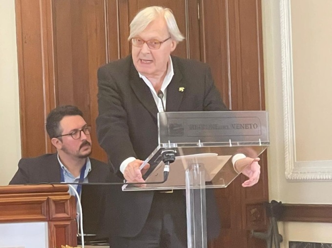 Perquisite le tre case di Sgarbi, sequestrato il quadro di Manetti: le perizie stabiliranno se è il quadro rubato dal castello di Buriasco