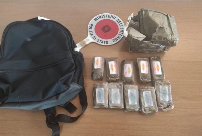 Cinque giovani sorpresi in auto con un chilo di hashish