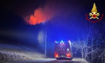 Incendi boschivi nel Torinese, vigili del fuoco al lavoro nella notte: evacuate famiglie nelle borgate di Condove