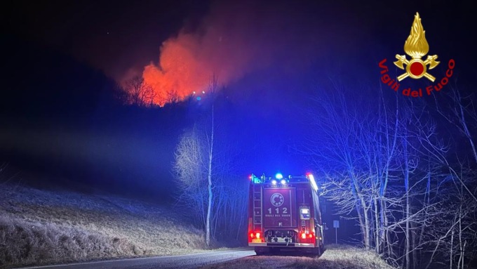 Incendi boschivi nel Torinese, vigili del fuoco al lavoro nella notte: evacuate famiglie nelle borgate di Condove