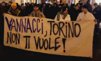 "Torino non ti vuole": slogan e striscioni durante la presentazione del libro di Roberto Vannacci