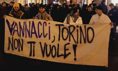 “Torino non ti vuole”: slogan e striscioni durante la presentazione del libro di Roberto Vannacci