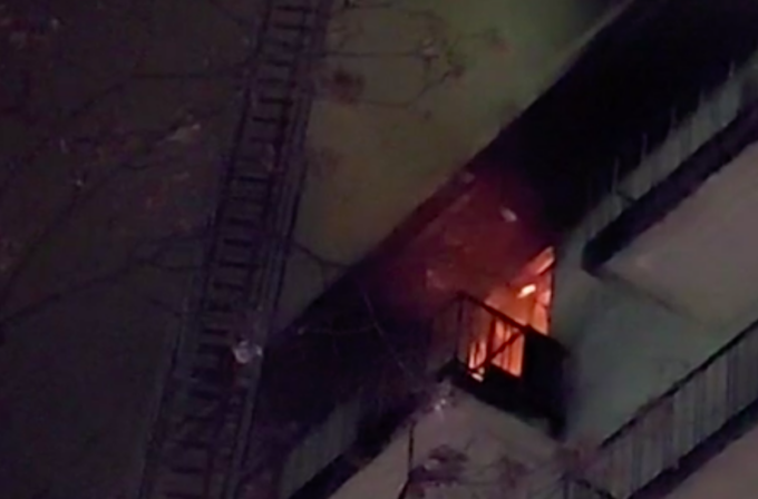 Incendio in un alloggio in centro: la candela era troppo vicino alla tenda