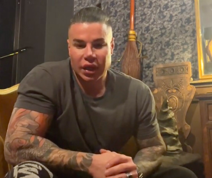 Il tatuatore Riccardo Campa accusato di aver occultato 400mila euro al Fisco, parla l’avvocato: “Vi spiego perché i conti sono da rifare”