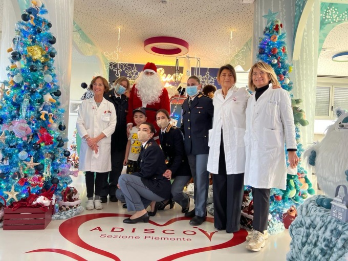 Il Babbo Natale della Polizia di Stato fa visita ai bambini del Regina Margherita