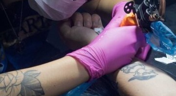 Tatuatore guadagna più di 400mila euro ma ne dichiara soltanto 1000 all’anno al fisco