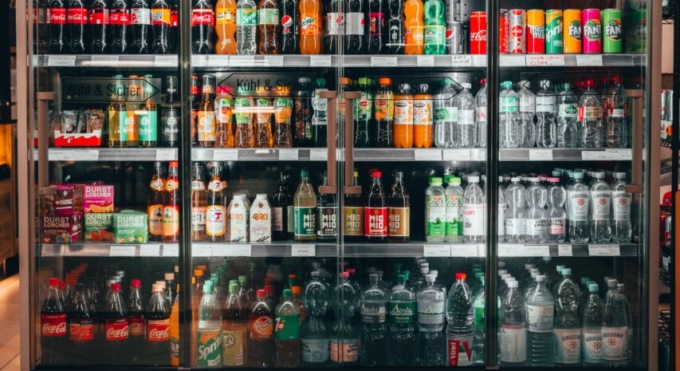 Rapina al minimarket: titolare e cliente picchiati dai ladri