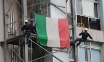 Poliziotti si calano dal tetto del Regina Margherita per portare doni ai bambini oncologici