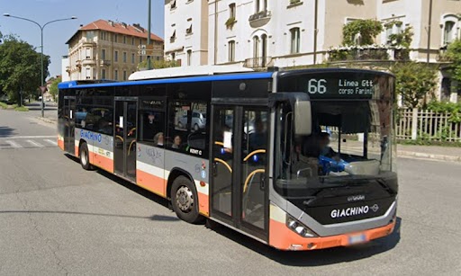 L’autista scende dal bus che continua la sua corsa senza di lui: quattro i passeggeri feriti