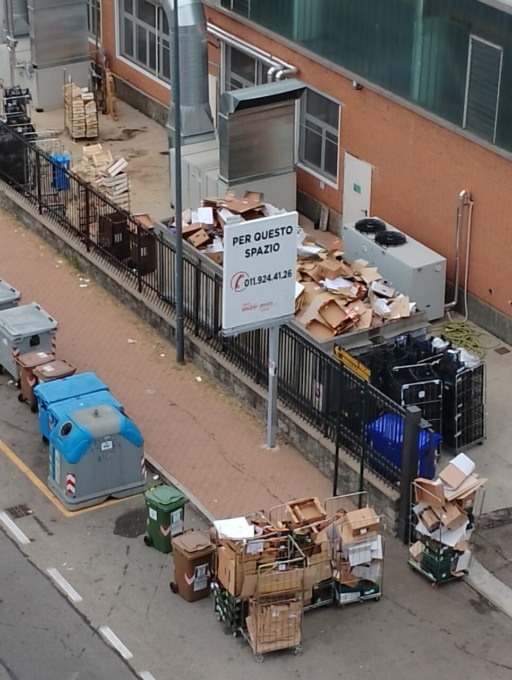 Residenti in strada contro odori e caos della viabilità davanti all’azienda di somministrazione pasti di Nichelino