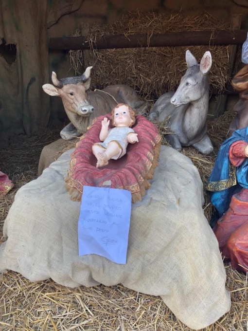 Restituita, con una lettera, la statua di Gesù bambino ad Orbassano: “Chiedo scusa per lo stupido gesto”