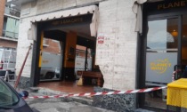 Tragedia sfiorata: Jeep sfonda la vetrina di un bar travolgendo i clienti seduti ai tavolini