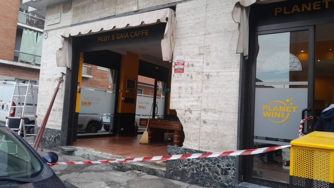 Tragedia sfiorata: Jeep sfonda la vetrina di un bar travolgendo i clienti seduti ai tavolini