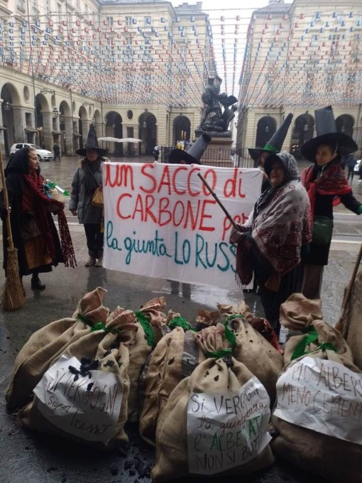 Verde pubblico, sacchi di carbone consegnati alla giunta Lo Russo dal comitato “Salviamo gli Alberi di Corso Belgio”