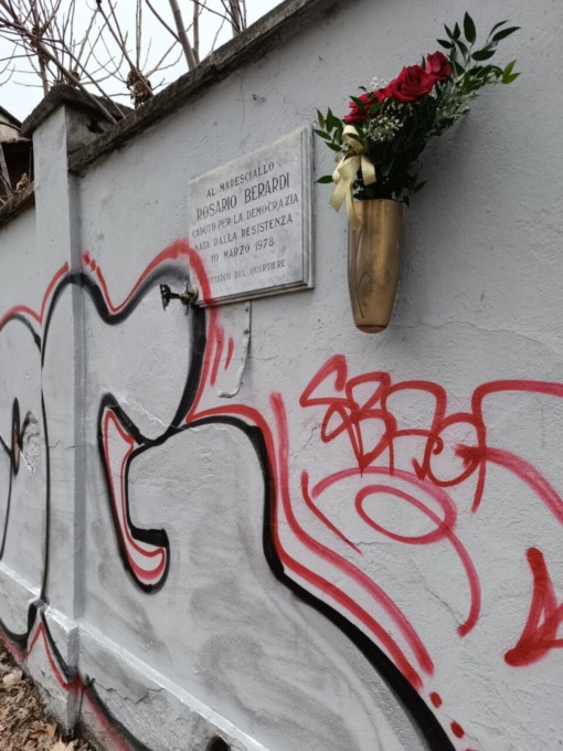 Imbrattata dai vandali la lapide che ricorda il maresciallo di Polizia Rosario Berardi