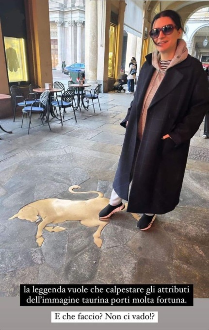 Laura Pausini calpesta gli attributi del toro nei portici di piazza San Carlo