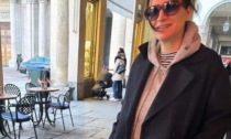 Laura Pausini calpesta gli attributi del toro nei portici di piazza San Carlo
