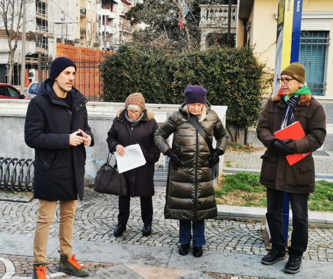 Giorno della Memoria, visita degli studenti delle medie alle pietre d’inciampo