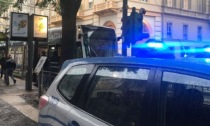 Vuole farla finita e si sporge dalla ringhiera del balcone a un'altezza di 10 metri, ragazza salvata in extremis