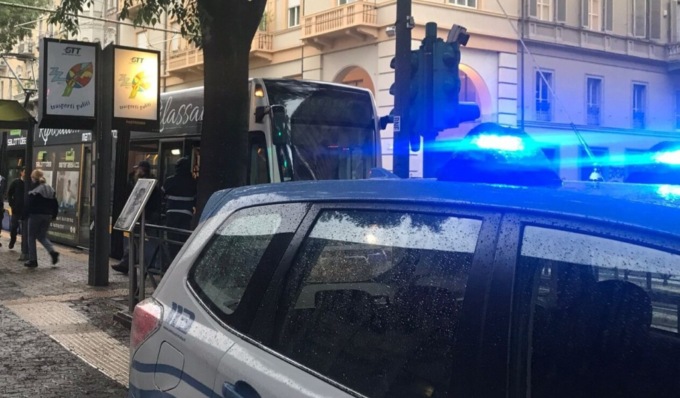 Vuole farla finita e si sporge dalla ringhiera del balcone a un’altezza di 10 metri, ragazza salvata in extremis