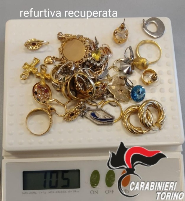 Si finge “tecnico Enel” e ruba svariati gioielli e orologi in casa di un 90enne a Rivalta di Torino